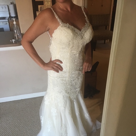 Wedding dress - Picture 2 of 6